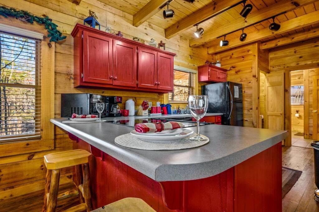 Charming Cabin W/ Hot Tub, Game Room, Top Location Pigeon Forge Exterior photo